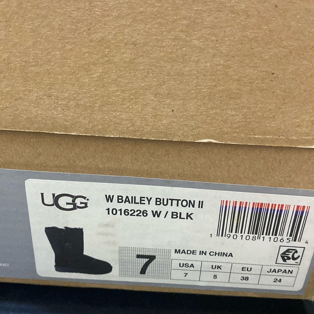 UGG Bailey Button II - Picture 2 of 7